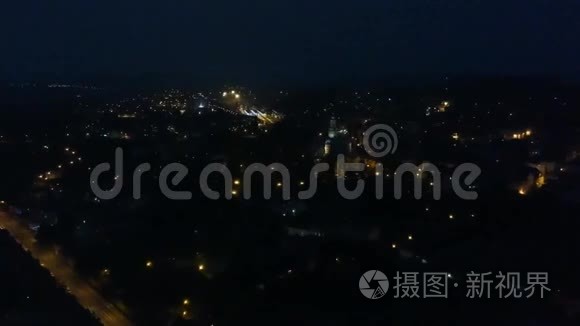 波兰无人机提供的夜间城市景观