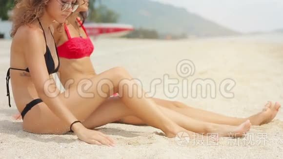 在海滩上玩沙子的女人慢动作视频