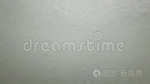 从慢运动的水下波浪中出现视频