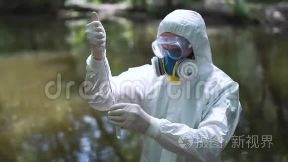 生态学家在大自然中取样水样视频