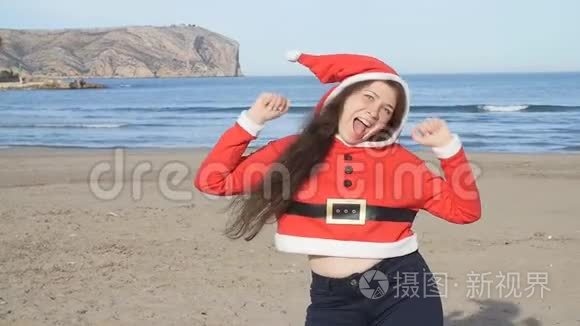 在户外跳舞的圣诞老人帽子上快乐的年轻女子