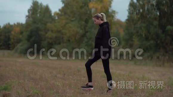 慢动作运动女性在野外行走视频