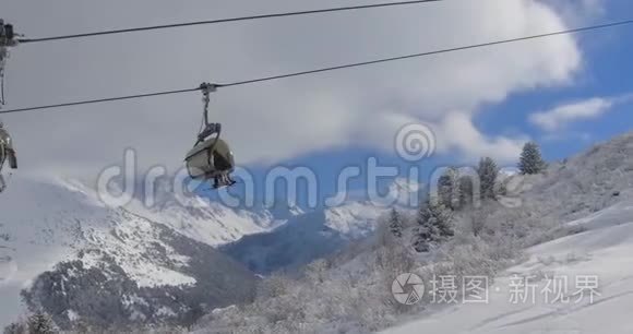 高山滑雪胜地的椅子升降机视频