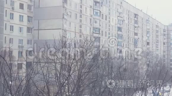 城市景观环境中浪漫的降雪风光。