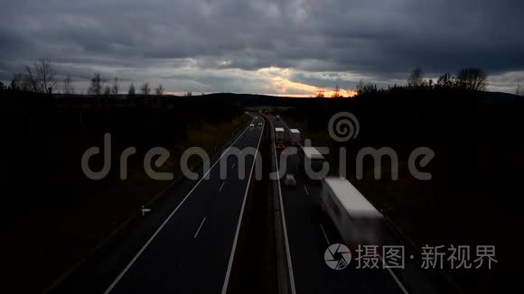 晚上汽车在高速公路上行驶。