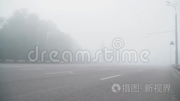 空的雾状道路标记视频