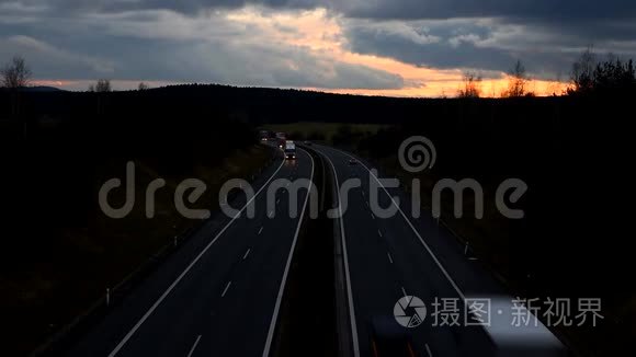 晚上汽车在高速公路上行驶。