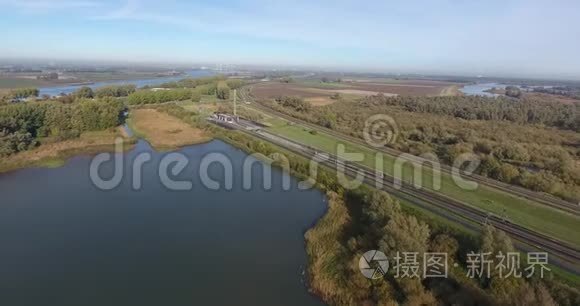 铁路非城市地区的鸟瞰图视频