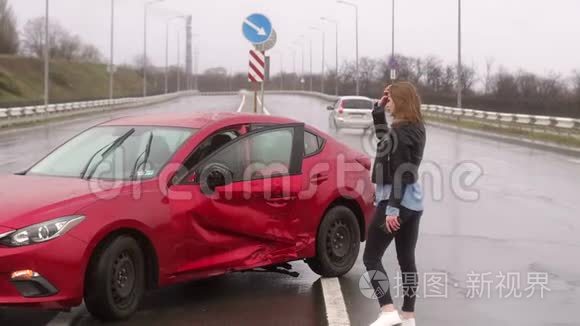 一个女人在雨中的道路上发生了事故，她受伤了，害怕了。