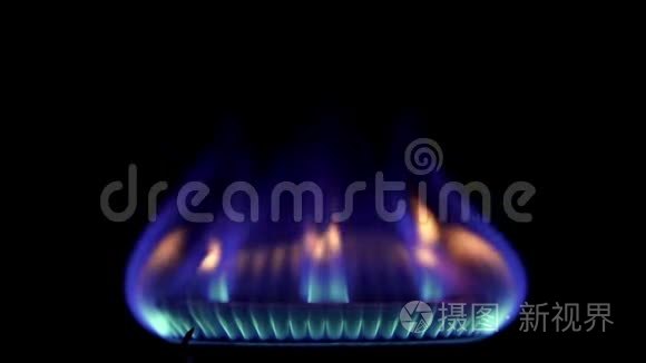 炉子顶部燃烧器点燃成蓝色烹饪火焰，慢动作120fps。 快关门。