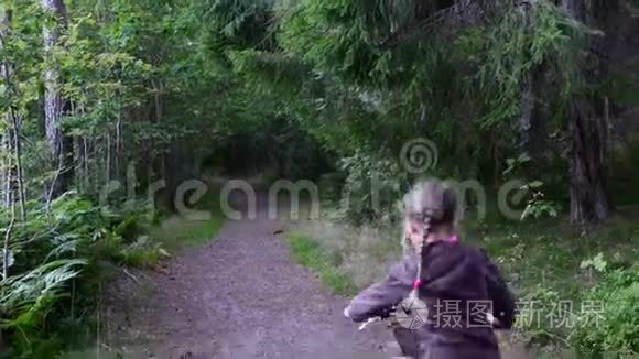 母女俩在森林里骑自行车视频