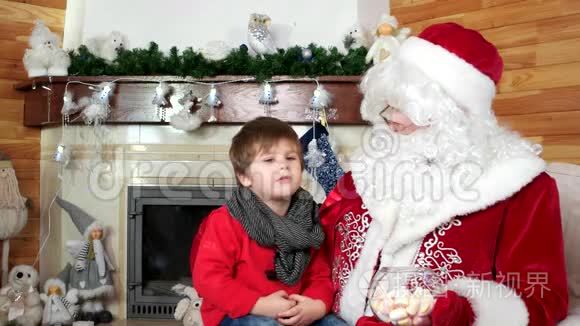 小男孩告诉圣诞老人他的圣诞愿望，房间带壁炉，男孩参观圣诞老人的住所