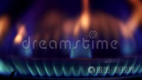 炉子顶部燃烧器点燃成蓝色烹饪火焰，慢动作120fps。 快关门。