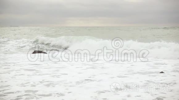 美丽的暴风雨波和船在地平线上视频