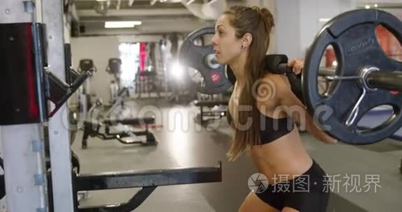 运动女性在健身馆训练举重的蹲视频