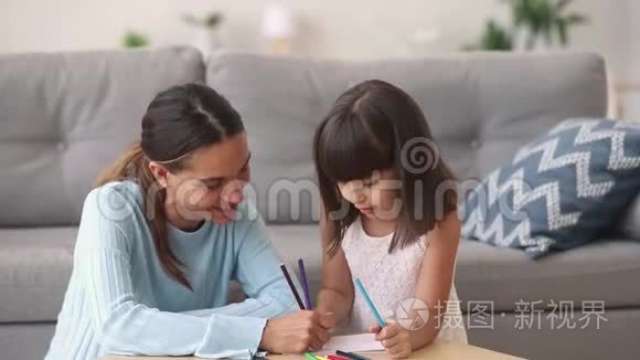 快乐妈妈用铅笔和孩子在家画画
