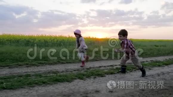 笑孩子跑，跑兄妹，跑田间路，开心笑孩子玩得开心，健康