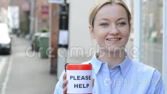 在街头为慈善募捐的年轻女子视频