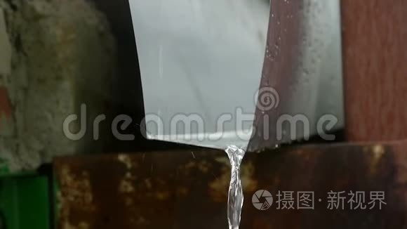 水从排水沟中排出视频