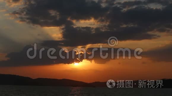 在梦幻般的夕阳下平坦的地平线视频