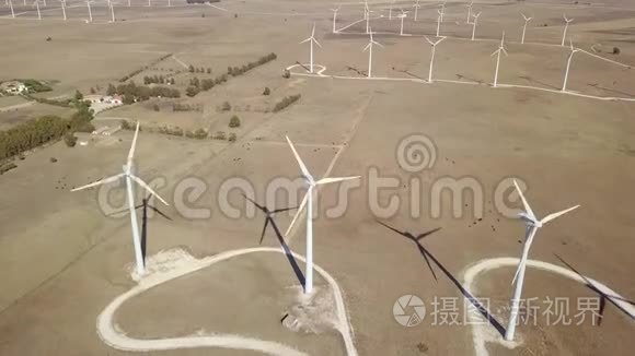 在沙漠中发电的风车