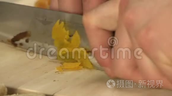 男人在厨房里切烤梨子视频