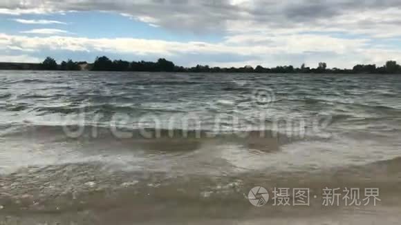 湛蓝清澈的湖水在湖岸迎风特写视频