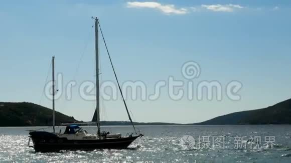 蓝色大空游艇停泊在海湾视频