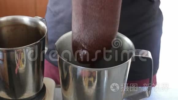 咖啡师用袋子过滤泰国茶
