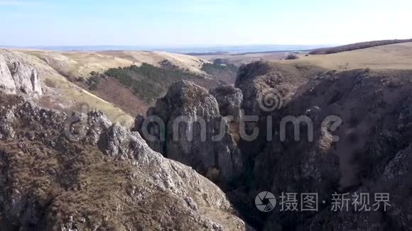 无人驾驶飞机从一个无人驾驶飞机上看到一个深石灰石峡谷