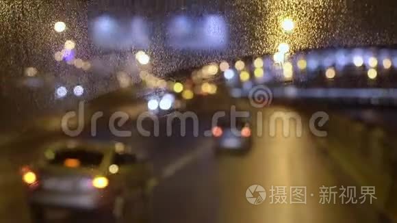 雨夜公共汽车行驶视频