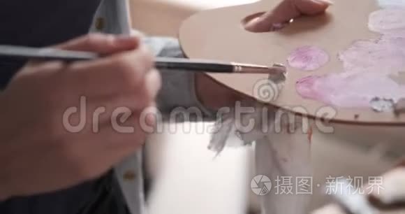 女艺术家在调色板上混合水彩视频