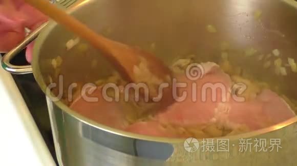 用黄油和蘑菇炖视频