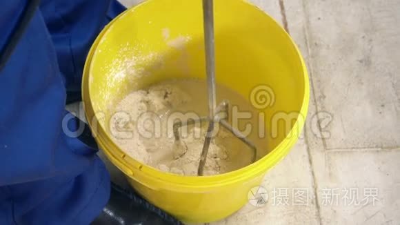 工人搅拌石膏混合物视频