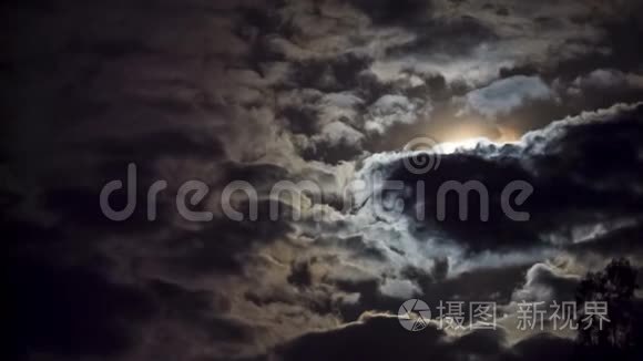 明亮的月亮在移动的彩云中。 万圣节