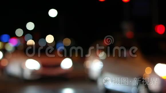 在韩国拍摄的夜间交通信号灯