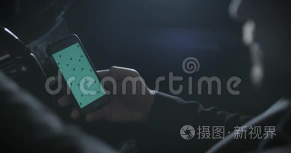 男性手在汽车上触摸智能手机视频