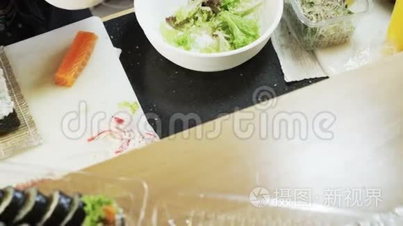 在米饭里加蔬菜视频