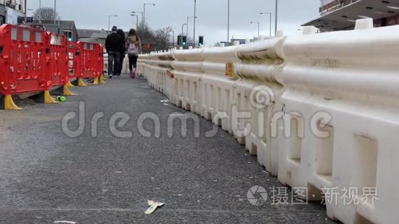 道路工程障碍后面的行人视频