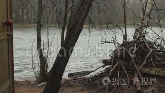 春天河水上的暴雨视频