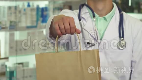 医生微笑着在药店拿着包裹视频