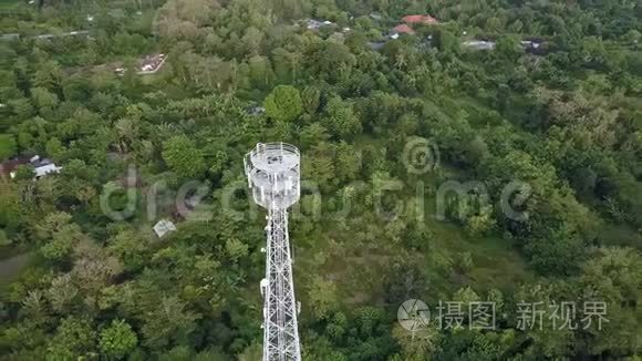 绿色手机通讯塔的鸟瞰图