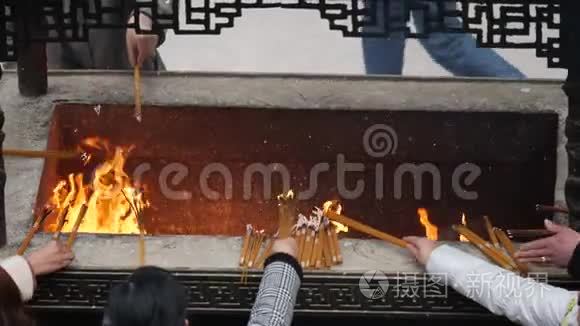 中国传统寺庙的慢火和香烟，祈祷者将烧香放入香炉，4K视频