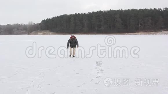 森林附近冰天雪地的黑人小伙子视频