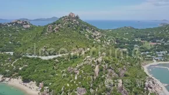 碧海蓝天下的石头丘陵半岛视频