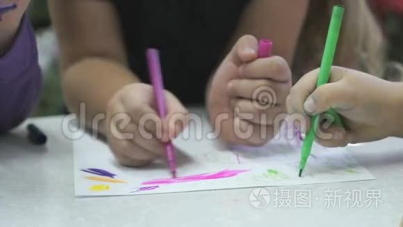 不知名的儿童用毛毡尖作画视频