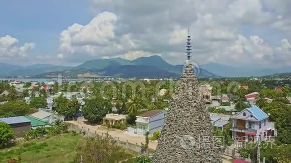 在珊瑚佛寺塔后面的棕榈城