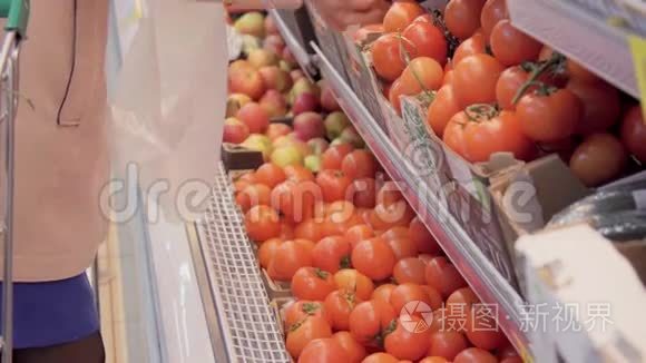 超市里的女人挑选西红柿视频