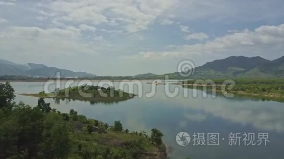 空中观景大湖小岛空中倒影水中