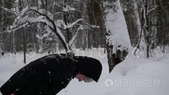 冬天公园里的人在雪地里翻筋斗视频